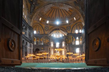 İSTANBUL, TURKEY - 9 Ağustos 2021: Sultanahmet ilçesindeki Ayasofya Camii 'nin kapısı ahşap giriş ve içi boş
