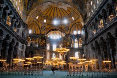 İSTANBUL, TURKEY - 9 Ağustos 2021: Sultanahmet ilçesindeki Ayasofya Camii 'nin İçi