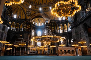 İSTANBUL, TURKEY - 9 Ağustos 2021: Sultanahmet ilçesindeki Ayasofya Camii 'nin içi boş turistler ve güzel avizelerle dolu