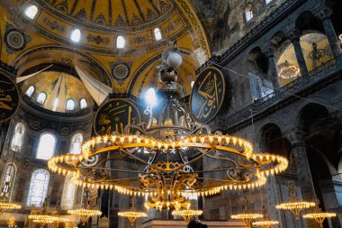 İSTANBUL, TURKEY - 9 Ağustos 2021: Sultanahmet İlçesi 'ndeki Ayasofya Camii' nin içindeki avizelere yakın çekim 