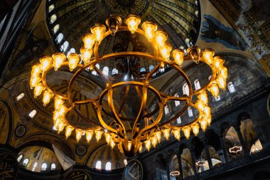 İSTANBUL, TURKEY - 9 Ağustos 2021: Sultanahmet İlçesi 'ndeki Ayasofya Camii' nin içindeki avizelere yakın çekim 