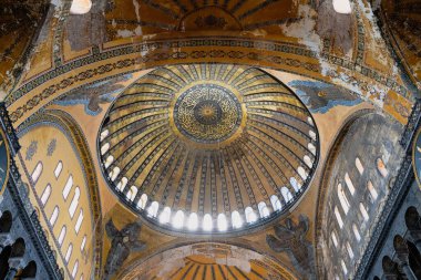 İSTANBUL, TURKEY - 9 Ağustos 2021: Sultanahmet ilçesindeki Ayasofya Camii 'nin içindeki dekore edilmiş tavanı kapatın 
