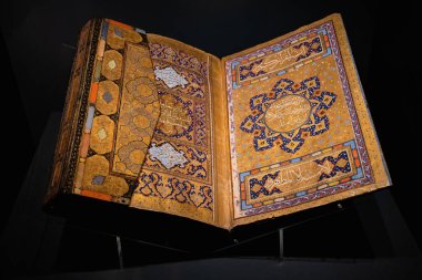 İSTANBUL, TURKEY - 8 Ağustos 2021: Topkapı Sarayı 'nın müze koleksiyonunda açık Kur' an 'ı kapatın