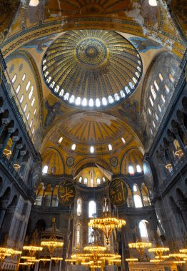 İSTANBUL, TURKEY - 9 AĞUSTOS 2021: Sultanahmet ilçesindeki Ayasofya Camii 'nin içi yüksek tavan kubbesi ve güzel avizelerle dolu
