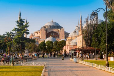 İSTANBUL, TURKEY - 17 Temmuz 2021: Gündüz vakti ünlü Ayasofya Camii dış duvarları minare ve kupa manzarası