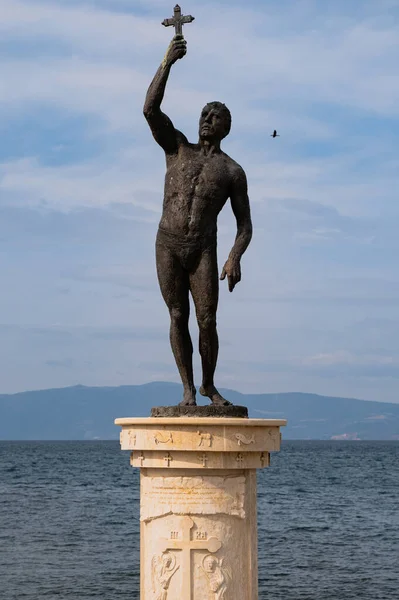Ohrid North Macedonia August 2021 Бронзовая Статуя Человека Держащего Крест — стоковое фото
