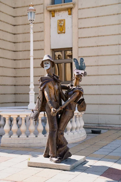 スコピエ 北マセドニア 2021年8月19日 スコピエのメイン広場で踊るカーニバル仮面カップルのブロンズ像 — ストック写真