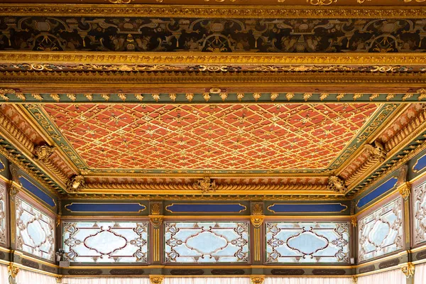 Istanbul Turquia Agosto 2021 Luxuoso Teto Interior Decorado Pavilhão Otomano — Fotografia de Stock