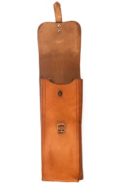 Ön manzara, beyaz arka planda izole edilmiş pürüzlü dokusu ve metalik tokası olan açık el yapımı kahverengi deri çanta.