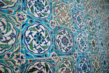 Topkapı Sarayı Müzesi 'nin İstanbul Müzesi' nde, İslami Osmanlı döneminin ön manzarası mavi seramik fayanslarla süslenmiş.