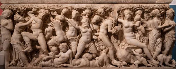 Antalya arkeoloji müzesindeki antik lahitteki taş heykellerin panoramik ayrıntıları.