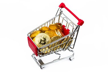 Üst görünüm, beyaz arka planda izole edilmiş bitcoin altın kripto sikkelerle dolu pazar alışveriş arabası kripto para kavramı.