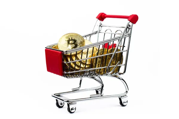 Yan görünüm, beyaz arka planda izole edilmiş bitcoin altın kripto sikkelerle dolu pazar alışveriş arabası kripto para kavramı.