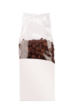 Beyaz arka planda izole edilmiş, şeffaf ambalajlı, çikolatalı mısır gevreğinin ön görüntüsü.