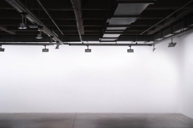 Sanayi tipi sergi manzarası. Işıklar ve boş beyaz duvarlar.