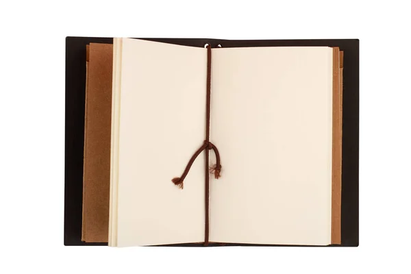 空のページと白地に隔離された茶色の紙の段ボールカバーを持つオープンヴィンテージノートのトップビューの閉鎖 — ストック写真
