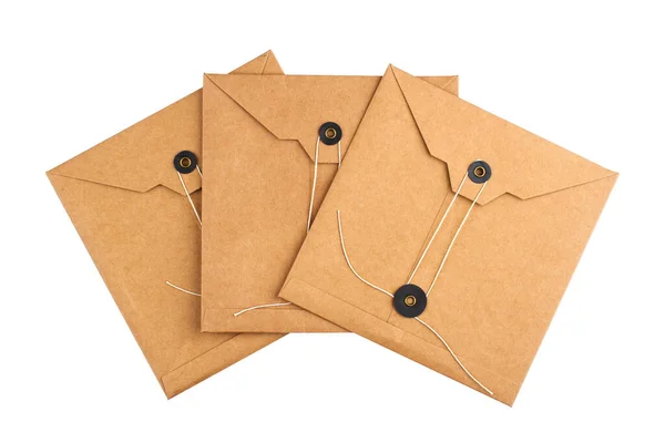 上部表示閉じた正方形のヴィンテージクラフト紙の封筒3枚白の背景に隔離された繊維糸を囲む — ストック写真