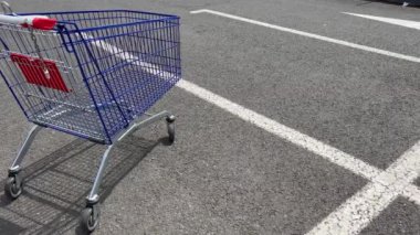 Boş otoparkta metalik süpermarket alışveriş arabasının yan görüntüsü