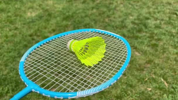 Zbliżenie Rakiety Badminton Gospodarstwa Biały Używany Shuttlecock Tle Trawy Plenerze — Wideo stockowe