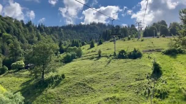 Fahrt Mit Dem Sessellift Durch Wunderschöne Berglandschaft Mit Grünen Wiesen — Stockvideo