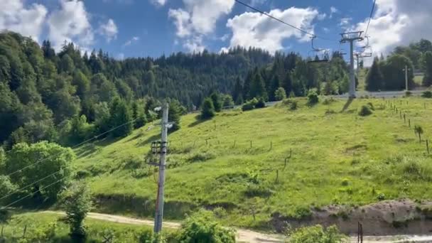 Fahrt Mit Dem Sessellift Durch Wunderschöne Berglandschaft Mit Grünen Wiesen — Stockvideo