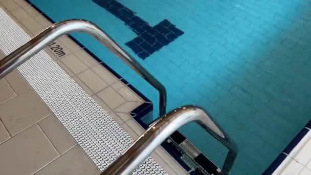Closeup Grab Bars Chrome Ladder Railings Going Swimming Pool — Stock Video