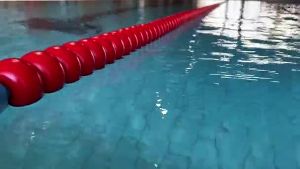 Küçük Çocuğun Yüzme Havuzunda Kırmızı Plastik Bir Havuz Ayracının Yanında — Stok video