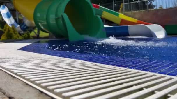 아쿠아 공원의 수영장에 플라스틱 슬라이드 튜브의 출입문 — 비디오