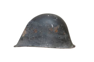 İkinci Dünya Savaşı 'ndan kalma paslı metal miğferin yan görüntüsü. Beyaz arka planda paslanma ve çatlaklar var.