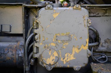 Paslanmış metalik dolap panelinin ön görüntüsü boyayla kaplanmış.