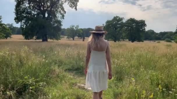 Visão Traseira Jovem Loira Caucasiana Com Vestido Branco Chapéu Vime — Vídeo de Stock