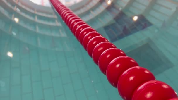 Zbliżenie Czerwonego Plastikowego Basenu Rozdzielającego Tory Wyścigowe Zakotwiczone Ścianie Basenu — Wideo stockowe
