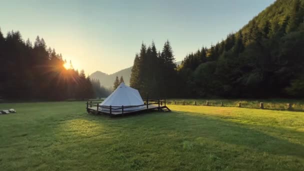 Rear View White Glamping Tent Wooden Deck Green Meadow Surrounded — Stockvideo