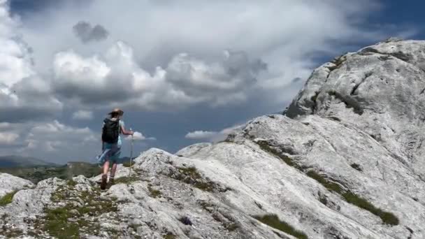 Young Caucasian Woman Blue Dress Wearing Hiking Backpack Climbing Limestone — 图库视频影像