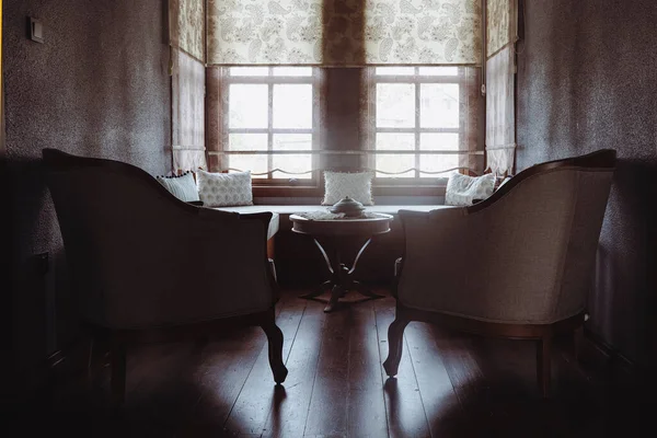 窓の前に枕がいくつかあるダイバンの正面図 — ストック写真