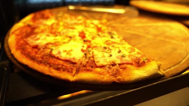 Perspectiva Ver Primer Plano Rebanadas Pizza Plato Madera Los Estantes — Vídeos de Stock