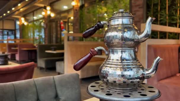 Închiderea Ceaiului Turcesc Metalic Ceainic Dublu Vintage Aburitor Masa Restaurantului — Videoclip de stoc