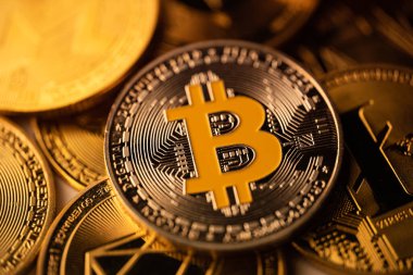 Üst görünüm makro-yakın kripto bitcoin gümüş madeni para yığını üzerinde diğer altın kripto para