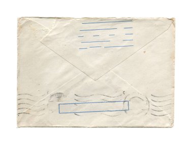 Yırtık kenarlı, eski, boş, eski, eski, kapalı mektup kağıdı posta zarfının ön planı. Pul izleri solmuş ve beyaz arkaplanda izole edilmiş buruşuk grunge dokusu.
