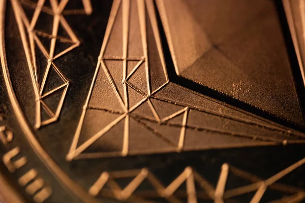 トップ表示暗号エテリアムの極端なマクロクローズアップ黄金のコイン幾何学的シンボルロゴ — ストック写真