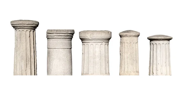 정면에서 바라본 손상된 건축용 골동품 돌기둥 기둥들이 고립되어 — 스톡 사진
