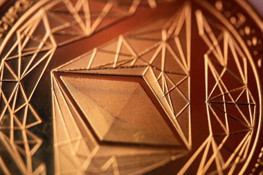 Üst görünüm kripto ethereum altın sikke geometrik logosunun uç makro yakın görüntüsü