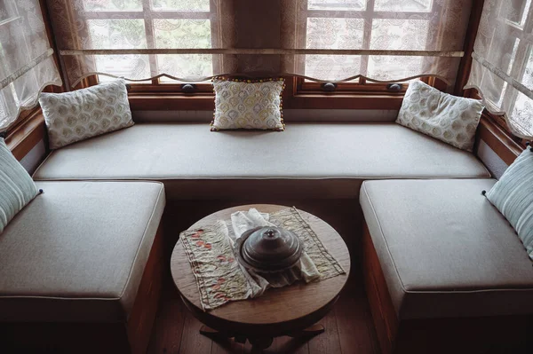 Вид Сверху Диван Несколькими Подушками Перед Окном — стоковое фото