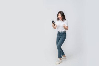 Akıllı telefon ticareti ya da izole edilmiş beyaz arka planda online alışveriş yaparak gülümseyen neşeli Asyalı bir kadın. Başarılı genç bayan akıllı telefon ticareti. Yaratıcı kolaj.