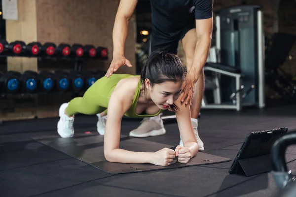 Jonge Aziatische Vrouw Planking Oefening Fitness Sportschool Voor Het Bouwen — Stockfoto
