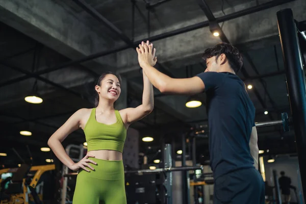 Glad Vacker Asiatisk Kvinna Sportkläder High Five Med Trainer Efter — Stockfoto