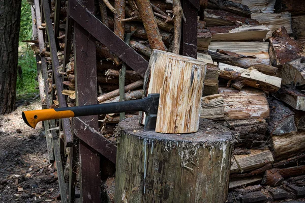 斧が切り株に突き刺さった 薪を用意しろ 切り株に木を切る 暖炉のための木の準備 — ストック写真