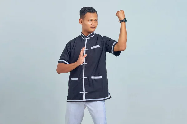 Porträtt Stilig Asiatisk Idrottsman Bär Kimono Öva Karate Isolerad Över — Stockfoto