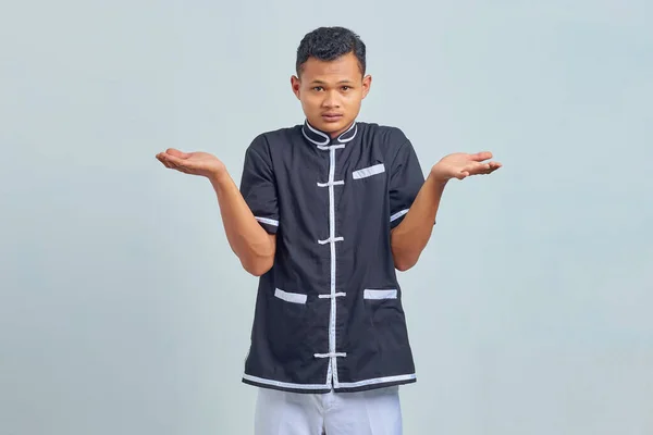 Porträtt Asiatisk Ung Man Bär Karate Uniform Med Förvirrad Och — Stockfoto