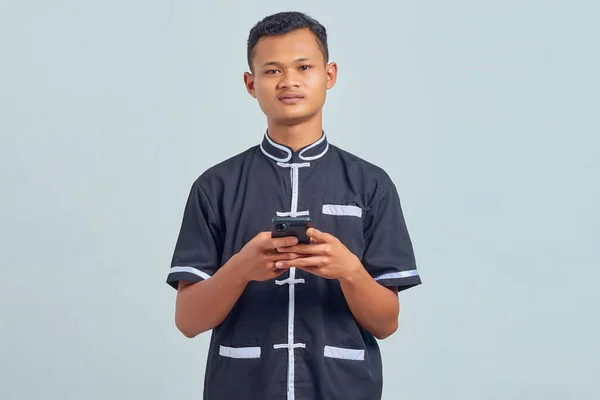 Porträtt Pensiv Asiatisk Ung Man Bär Karate Uniform Med Hjälp — Stockfoto